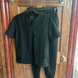 Jaanuu Men’s Classic Black Scrub Set